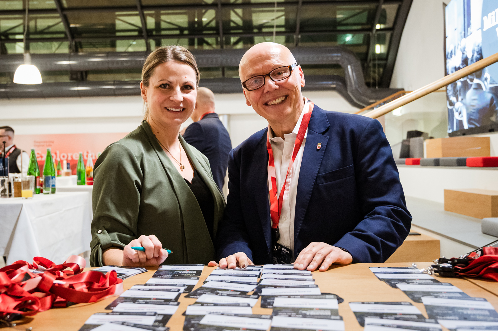 <br /> Eine Dame und ein Herr lächeln freundlich.