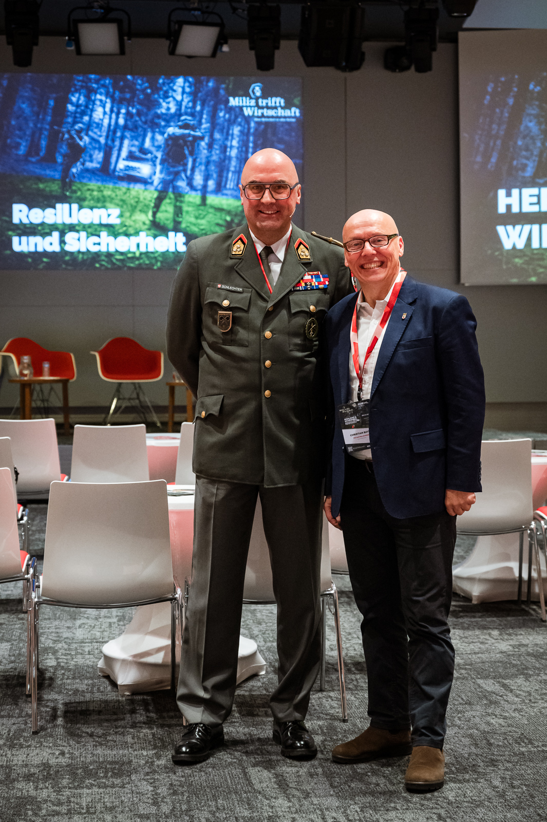<br /> Ein Mann in Bundesheer-Uniform neben einem Herren im Anzug.