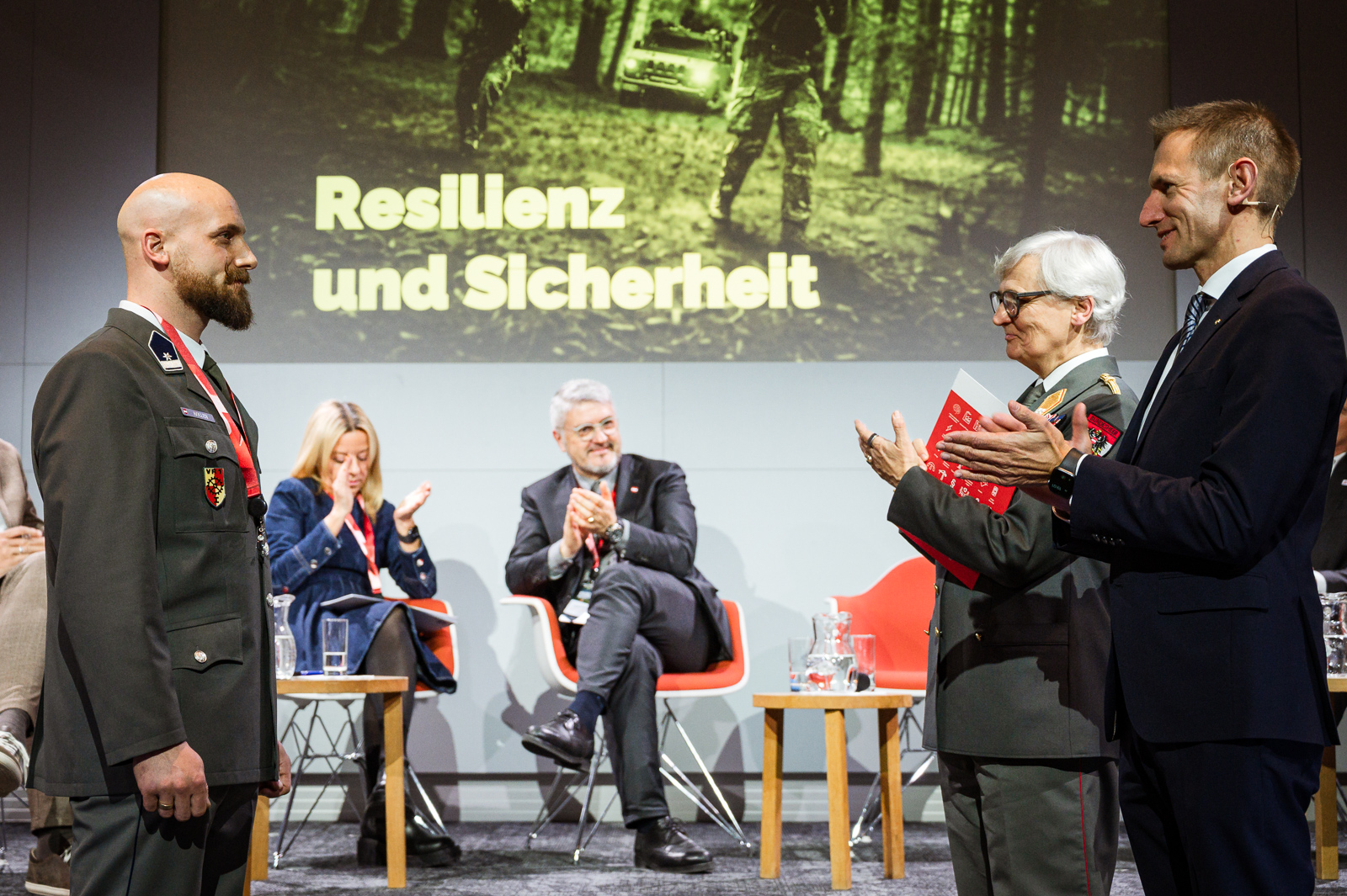 <br /> Zertifikatsübergabe auf der Bühne