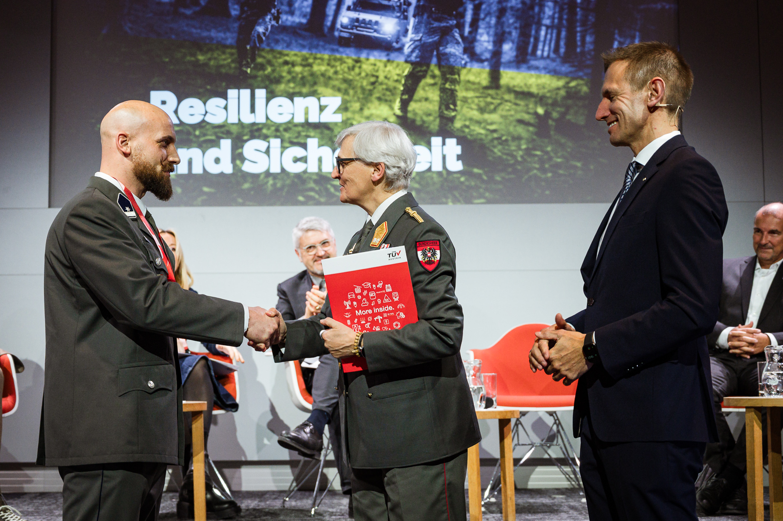 <br /> Zertifikatsübergabe auf der Bühne