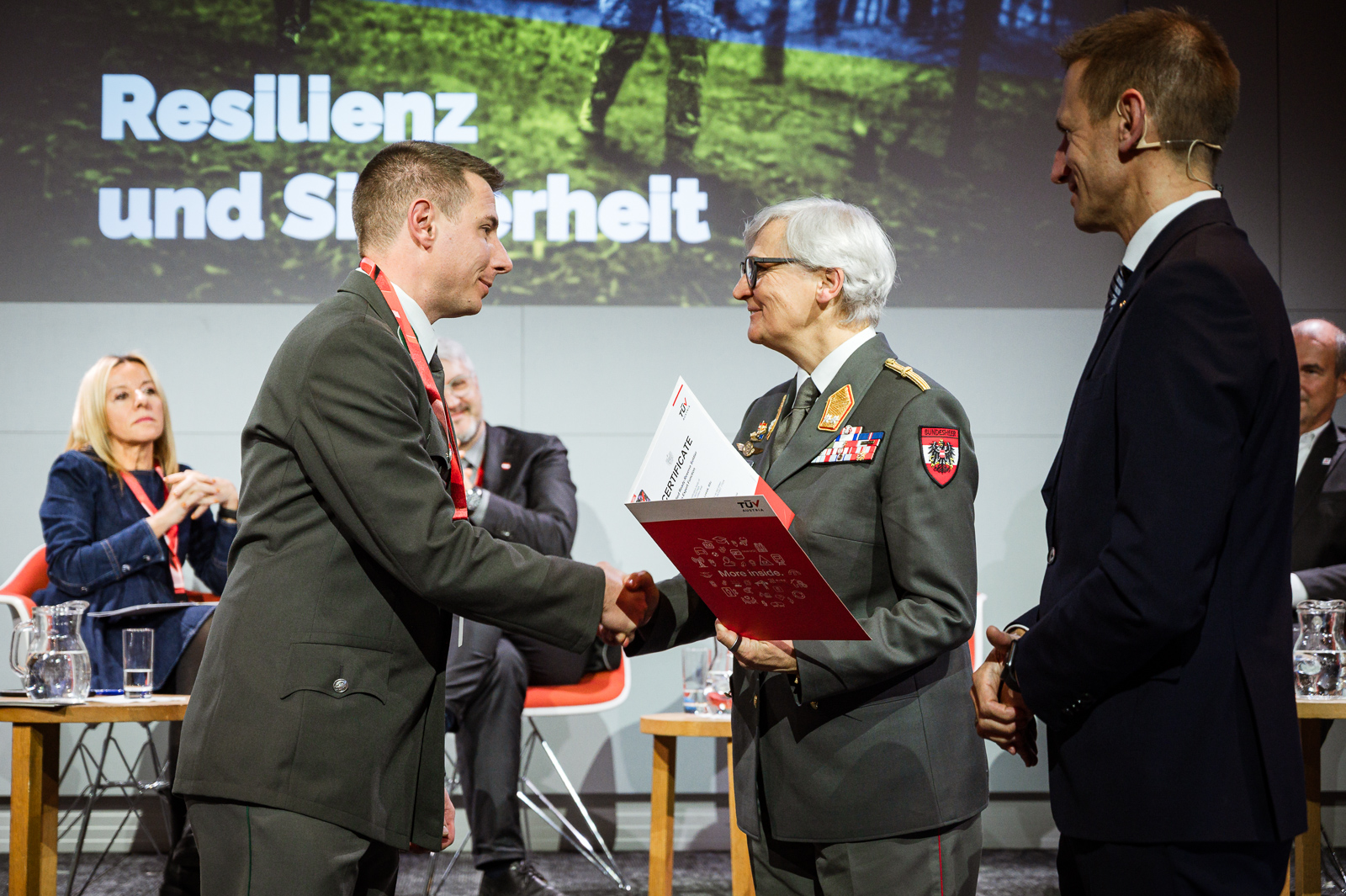 <br /> Zertifikatsübergabe auf der Bühne