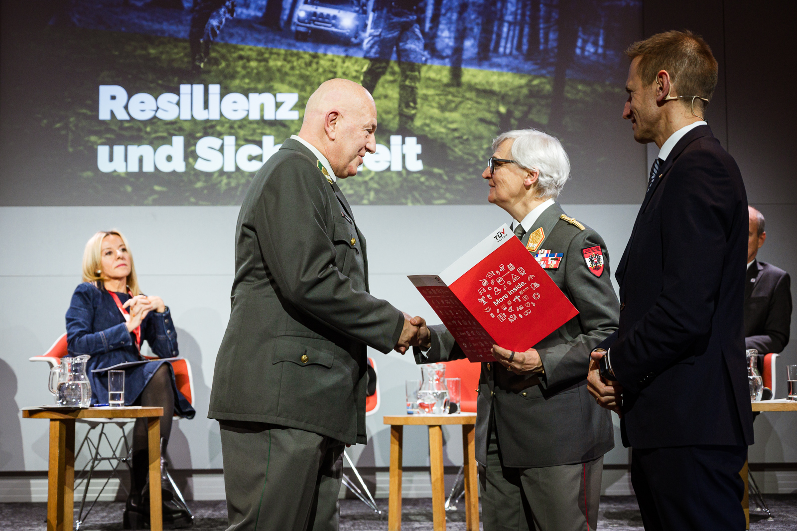 <br /> Zertifikatsübergabe auf der Bühne.