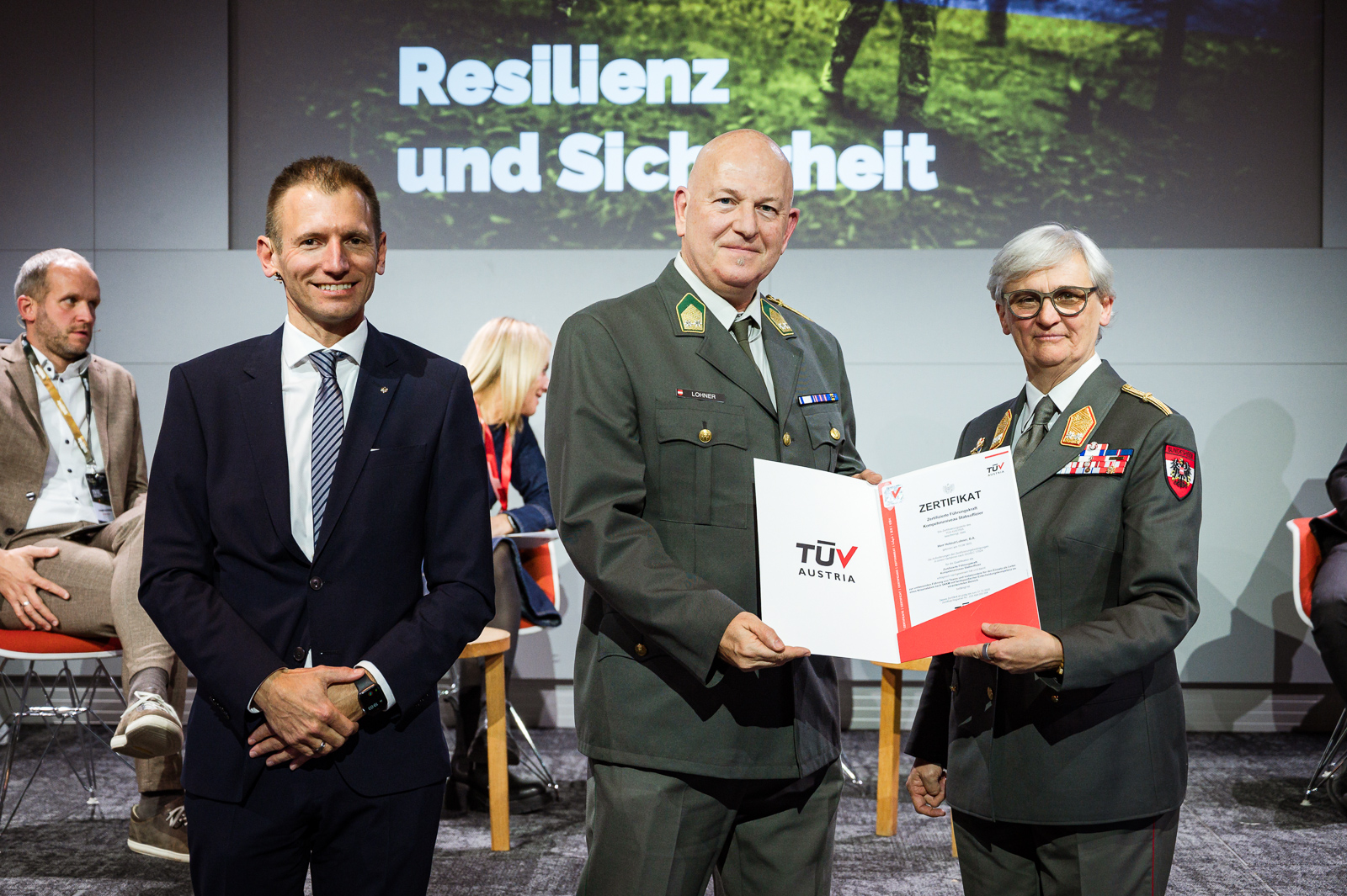 <br /> Zertifikatsübergabe auf der Bühne.