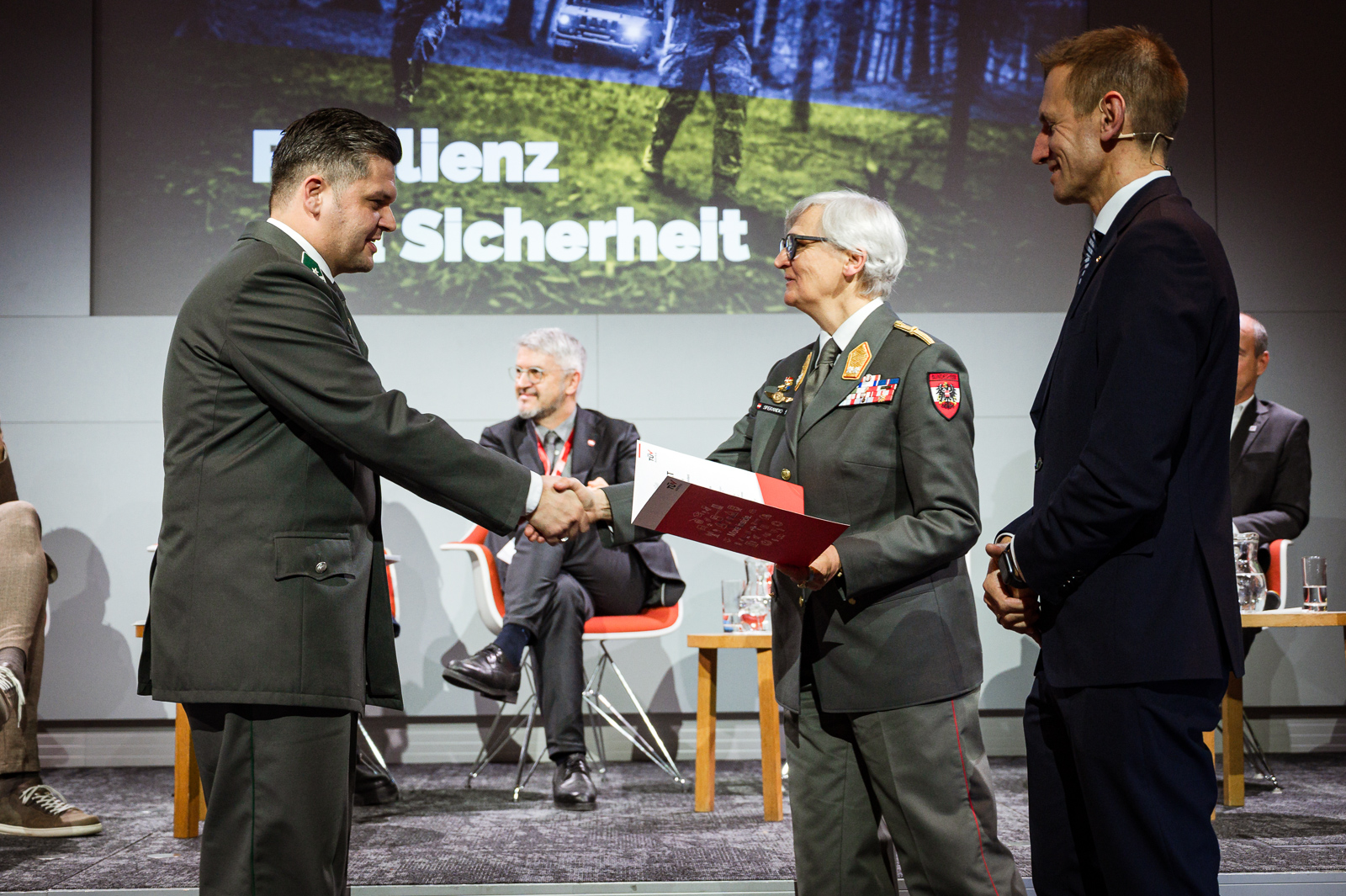 <br /> Zertifikatsübergabe auf der Bühne.