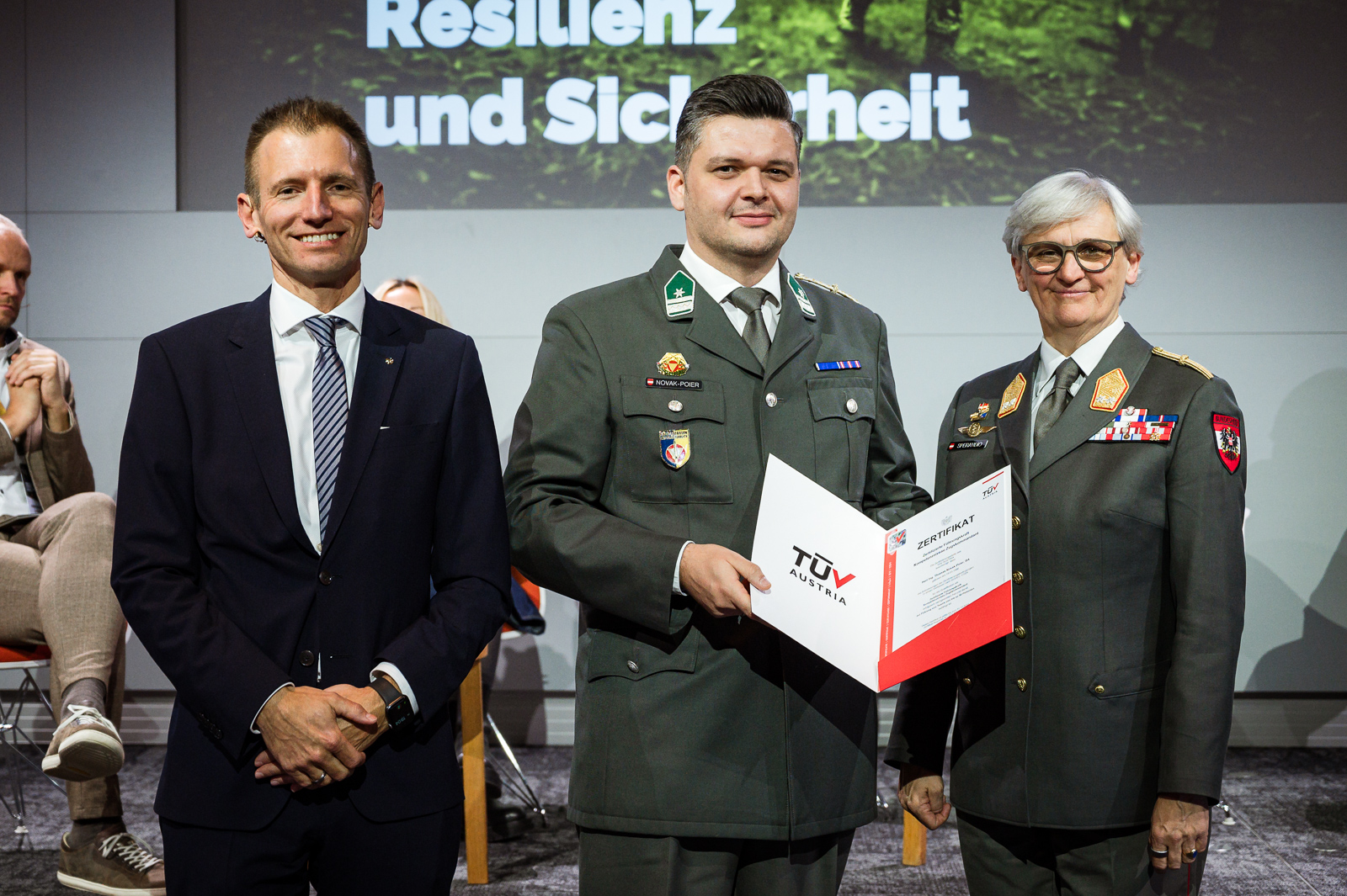 <br /> Zertifikatsübergabe auf der Bühne.