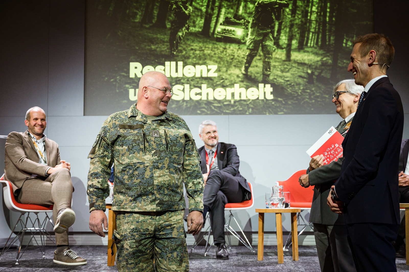 <br /> Zertifikatsübergabe auf der Bühne.